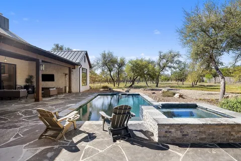 a view of a yard with plants