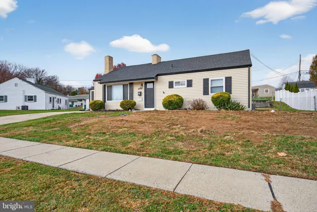 a view of a house with backyard