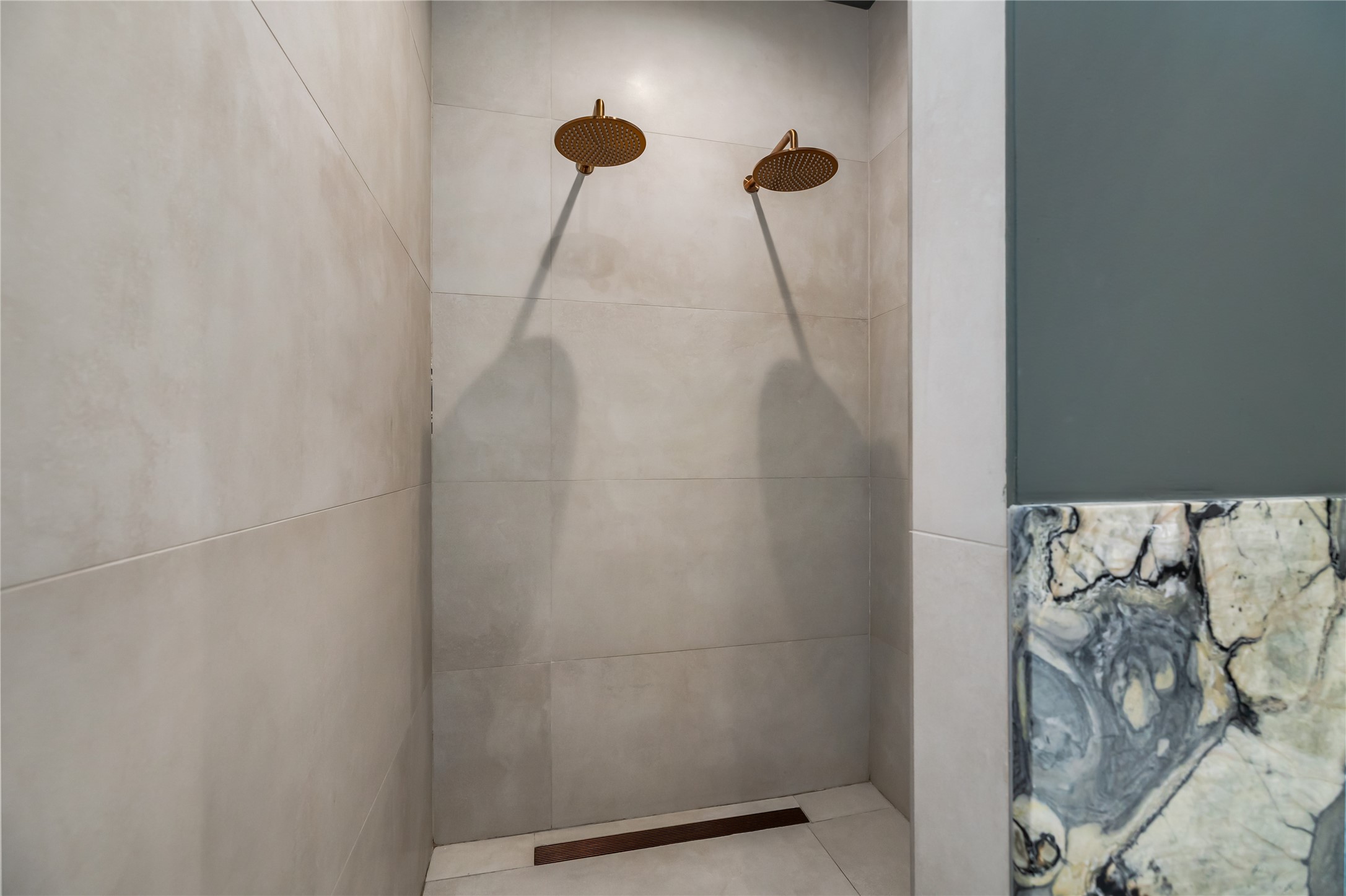 419 West 30th Street Houston, TX 77018 - Photo 26 of 45 a bathroom with a shower