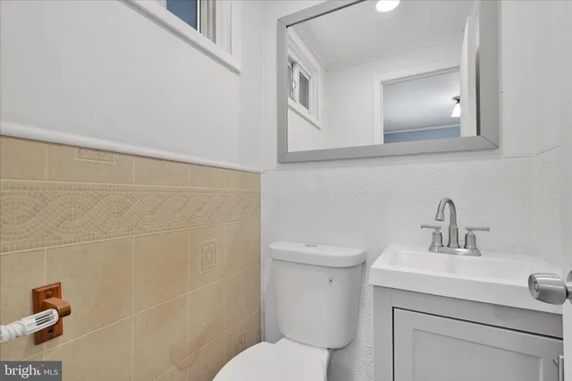 a view of an empty room with a ceiling fan