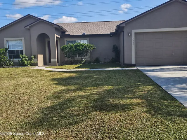 a view of a house with a yard