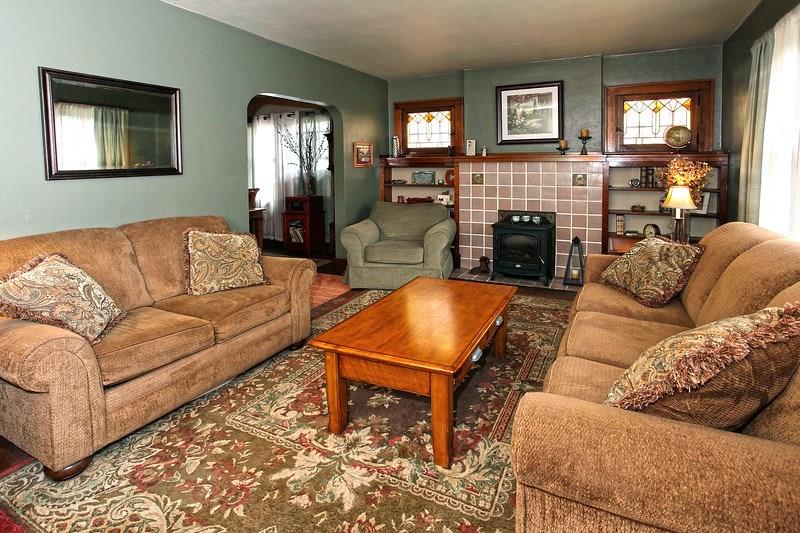 233 Friday Road Pittsburgh, PA 15209 - Photo 4 of 21 living room