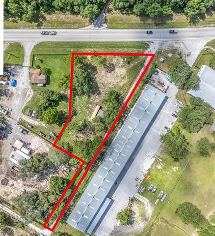 a view of a house with backyard