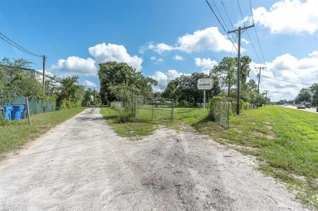 a view of a yard with a house