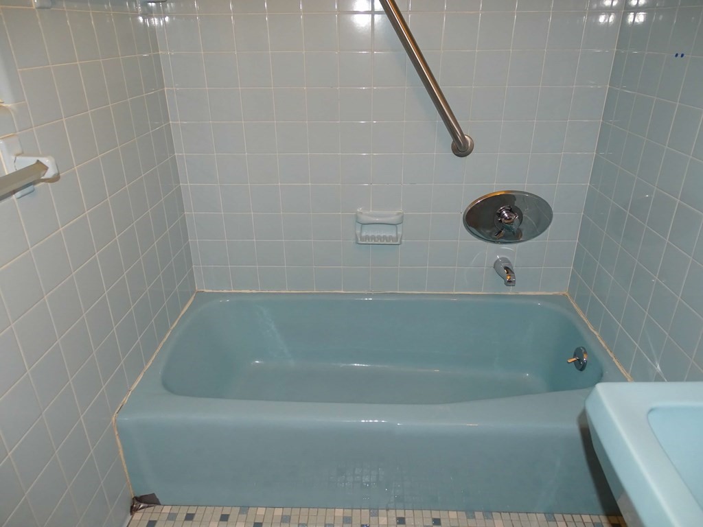 166 Upper County Road, Unit 16 Dennis, MA 02639 - Photo 6 of 7 a bathroom with a bathtub