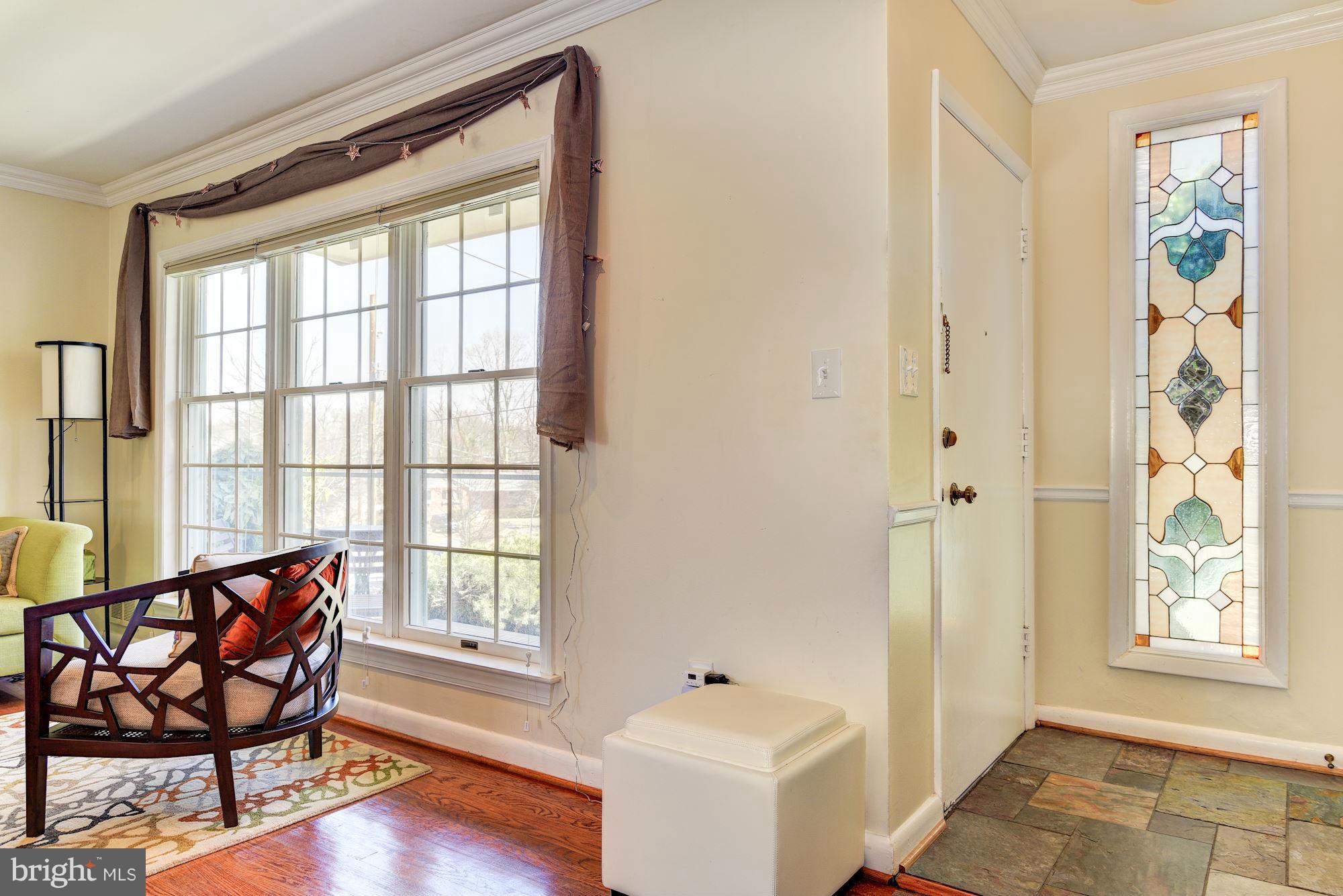 7704 Massena Road Bethesda, MD 20817 - Photo 4 of 30 Living Room
