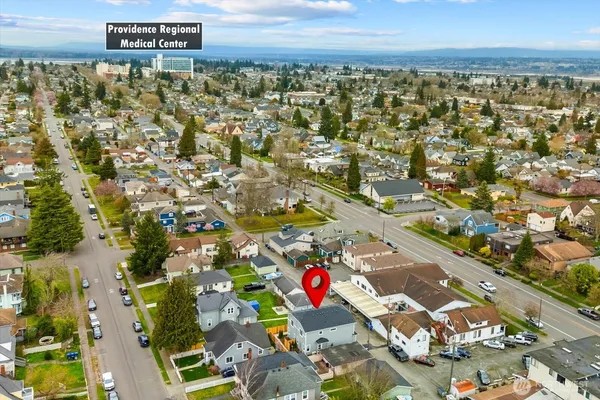 a view of a house with a backyard