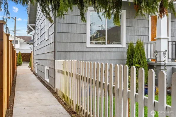 a view of a house with a backyard
