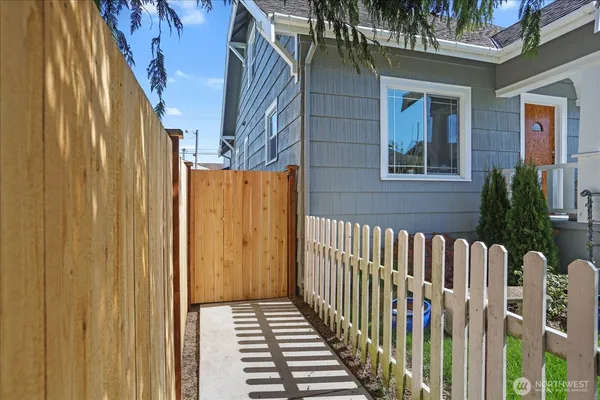 $524,950 | 2217 Hoyt Avenue, Unit B, Everett, WA 98201