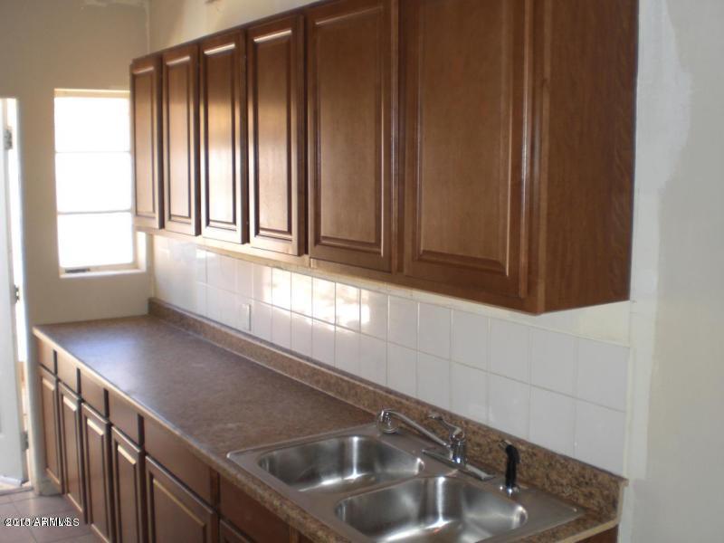 1626 West McDowell Road Phoenix, AZ 85007 - Photo 6 of 12 1626 W McDowell - a kitchen view x1