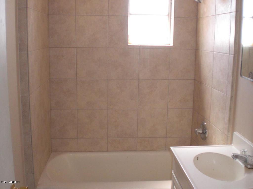 1626 West McDowell Road Phoenix, AZ 85007 - Photo 7 of 12 1626 W McDowell - a bathroom view 2 x1
