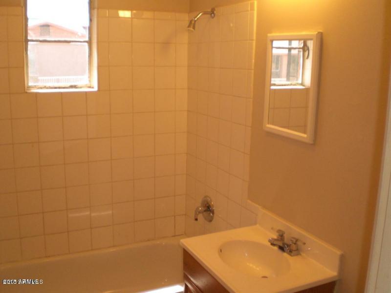 1626 West McDowell Road Phoenix, AZ 85007 - Photo 9 of 12 1626 W McDowell - a bathroom view x1