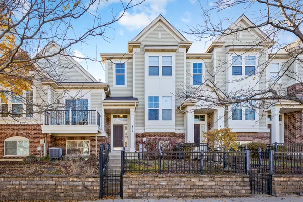 $2,750 | 422 Grosvenor Lane, Aurora, IL 60504