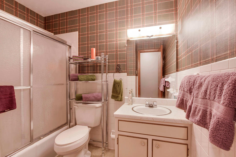 245 Clearfield Road Southwest Knoxville, TN 37922 - Photo 17 of 31 17_ClearfieldRoad_245_GuestBath