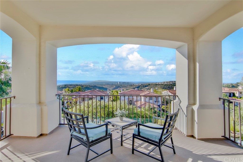 11 Vista Luci Newport Coast, CA 92657 - Photo 5 of 63 a dining room with furniture and window