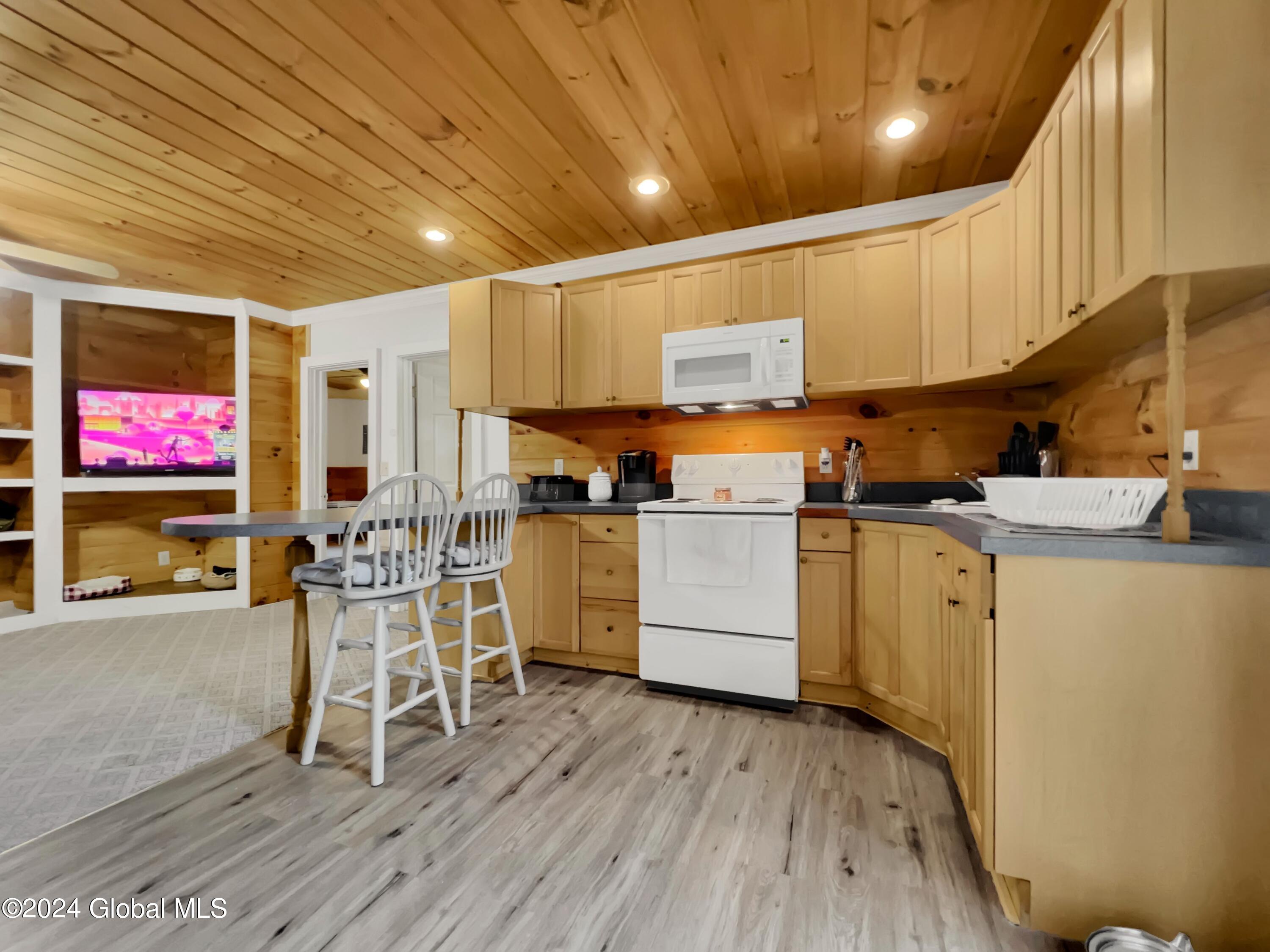 103 Vaughn Road Kingsbury, NY 12839 - Photo 16 of 28 Guest Quarters Kitchen