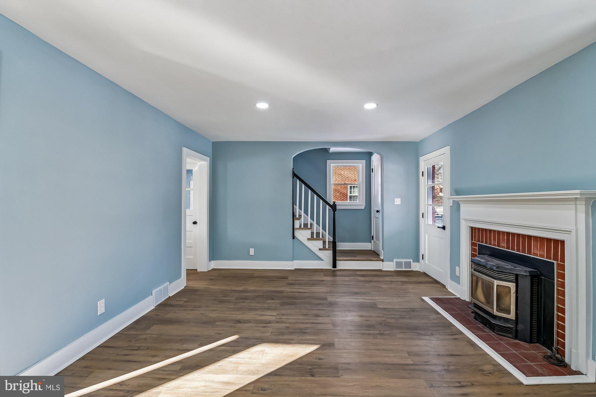 34 Dunmore Road Catonsville, MD 21228 - Photo 3 of 20 Living Room