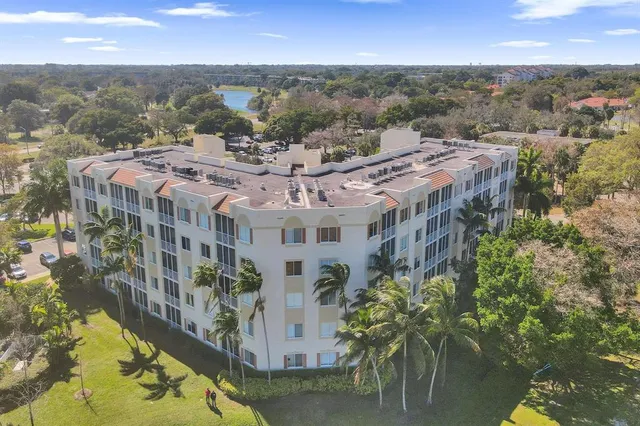 $298,000 | 3600 Oaks Clubhouse Drive, Unit 408, Pompano Beach, FL 33069