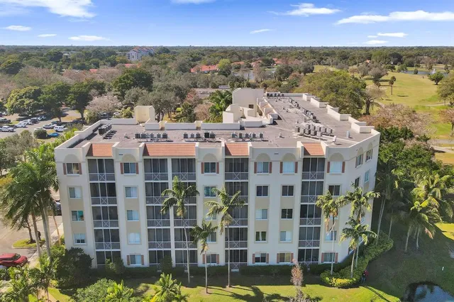 $298,000 | 3600 Oaks Clubhouse Drive, Unit 408, Pompano Beach, FL 33069