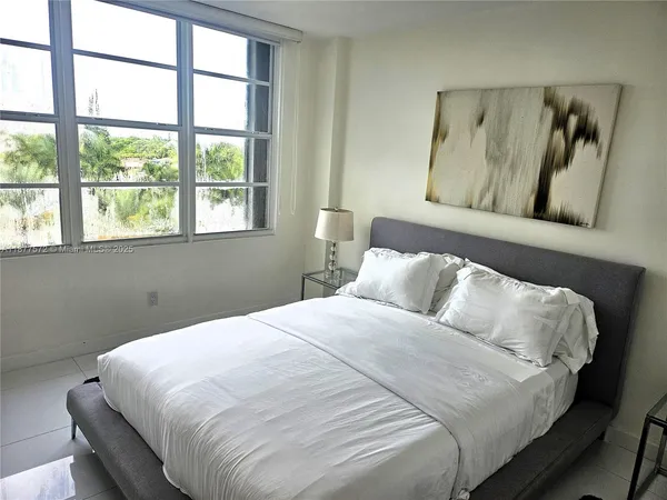 $6,000 | 5161 Collins Avenue, Unit 707, Miami Beach, FL 33140