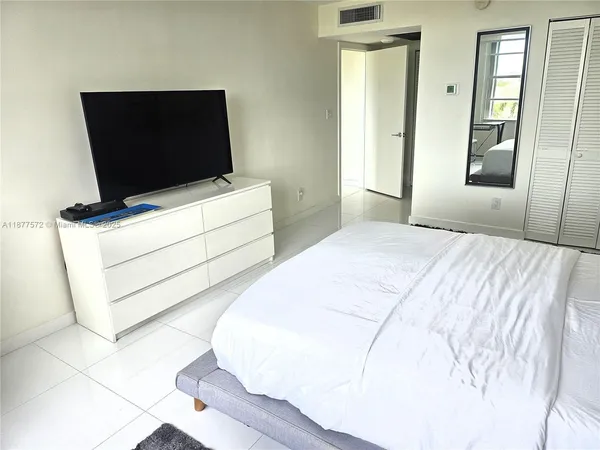 $6,000 | 5161 Collins Avenue, Unit 707, Miami Beach, FL 33140