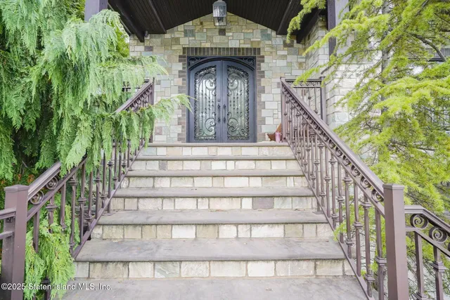 a view of entryway with an front door