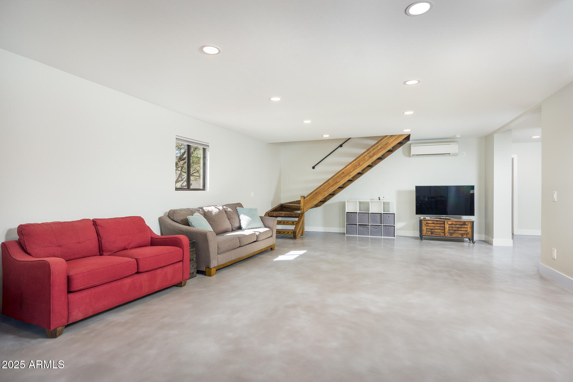 1302 West Coyote Trail Benson, AZ 85602 - Photo 19 of 57 a living room with furniture and a flat screen tv