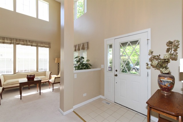 409 Inverness Drive Gurnee, IL 60031 - Photo 2 of 25 a living room with furniture and a potted plant