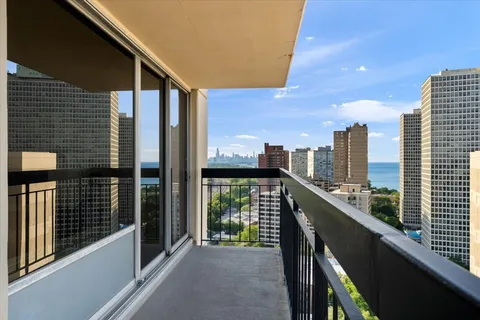 $674,500 | 5201 South Cornell Avenue, Unit 22AB, Chicago, IL 60615