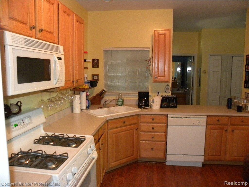 41544 Glade Road, Unit 50 Canton, MI 48187 - Photo 3 of 10 GLADE 41544 MORE KITCHEN