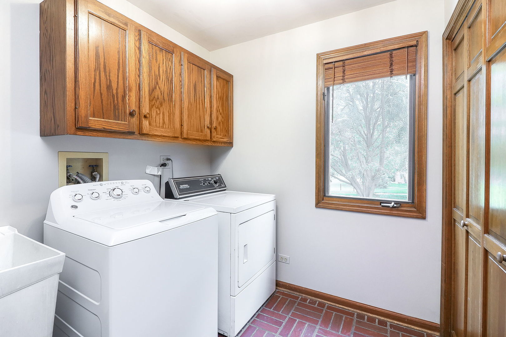 841 Turnbridge Circle Naperville, IL 60540 - Photo 16 of 39 a utility room with dryer and washer