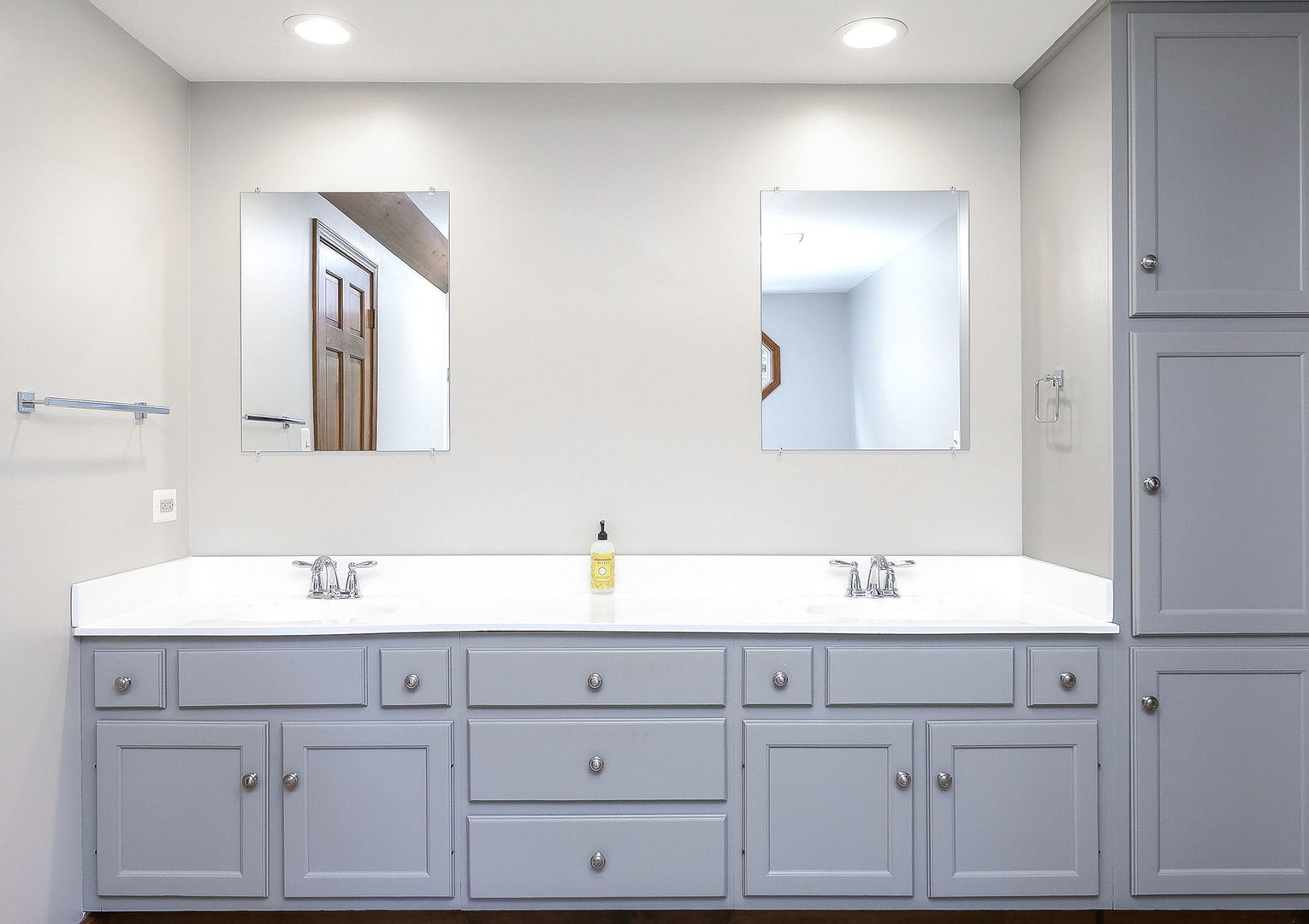 841 Turnbridge Circle Naperville, IL 60540 - Photo 19 of 39 a bathroom with a sink and a mirror