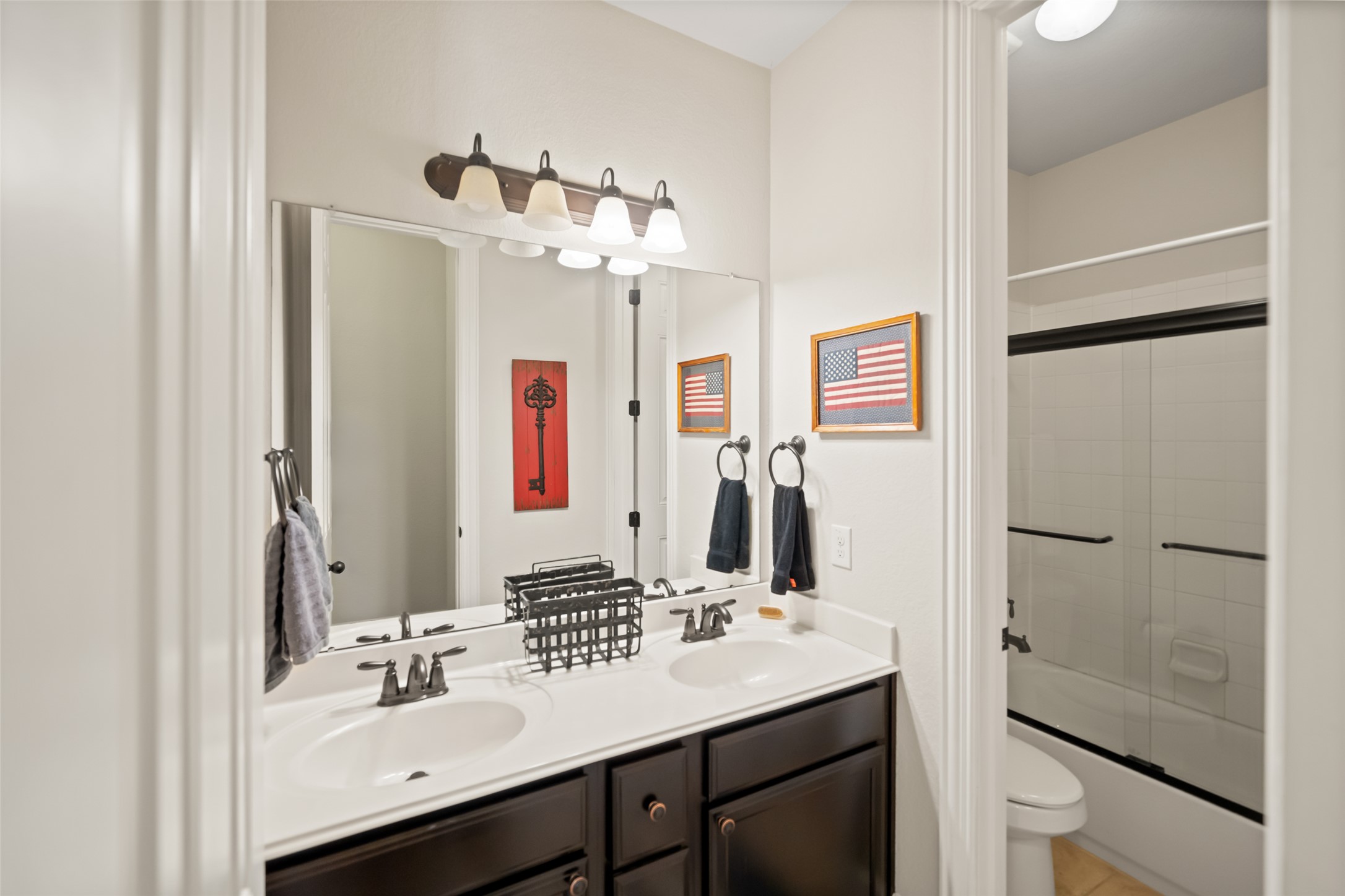 17707 Retreat Ridge Lane Houston, TX 77095 - Photo 19 of 32 Full bath with tub between 2 bedrms