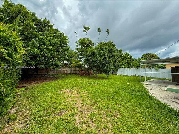 a view of a backyard