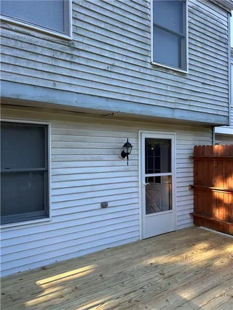 a view of a house and a garage