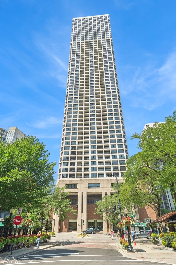 1030 North State Street, Unit 8J Chicago, IL 60610 - Photo 1 of 18