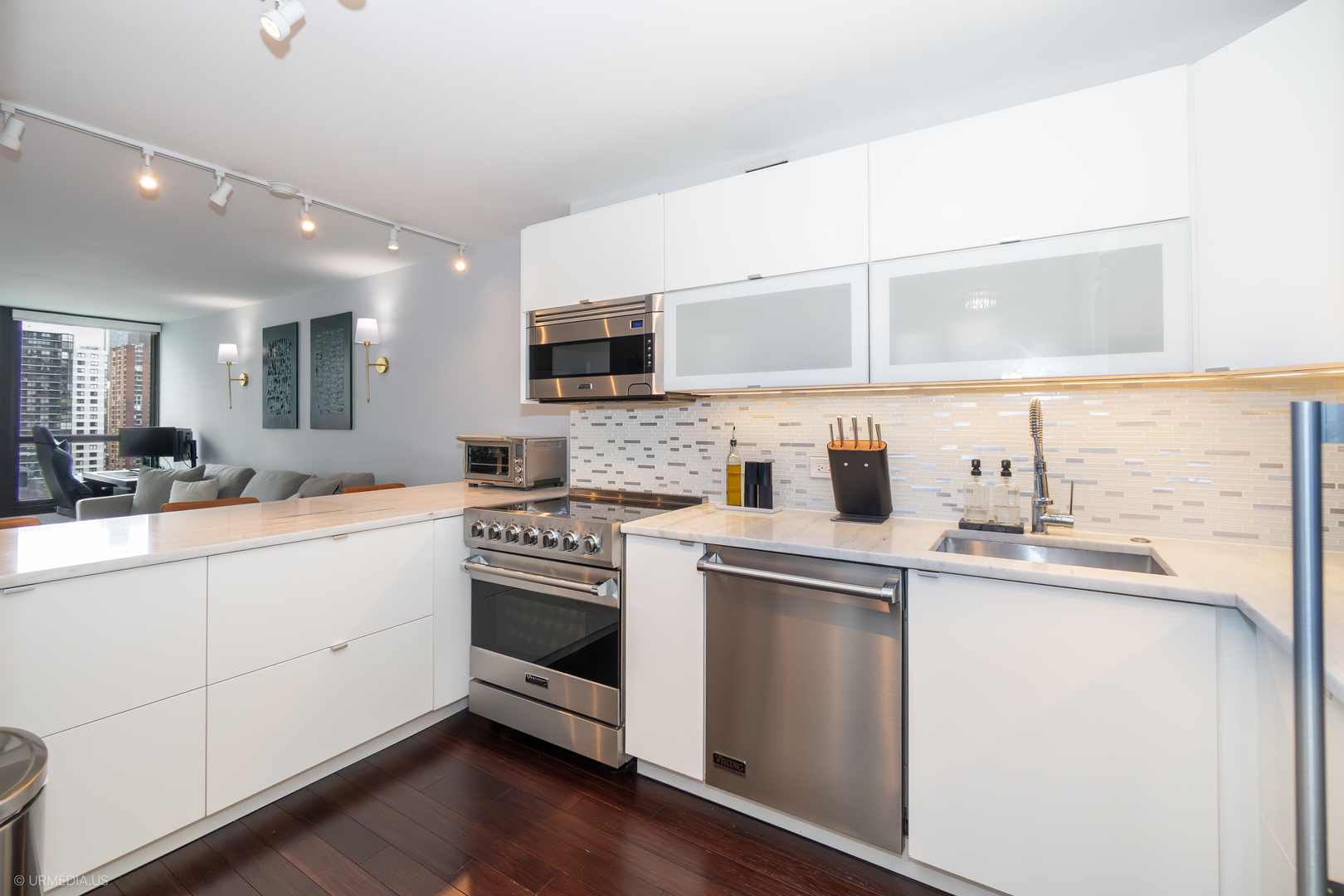 1030 North State Street, Unit 8J Chicago, IL 60610 - Photo 4 of 18