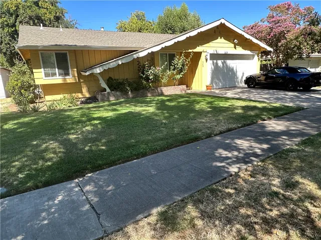 a view of a house with a yard