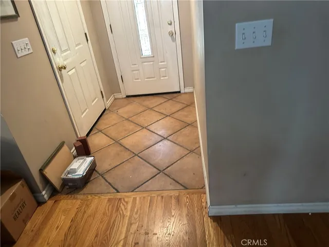 a view of a house with backyard and garden