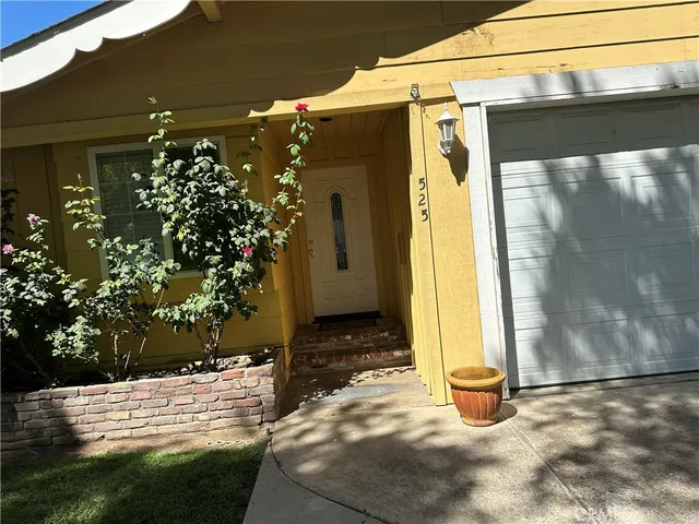 a view of back yard of the house