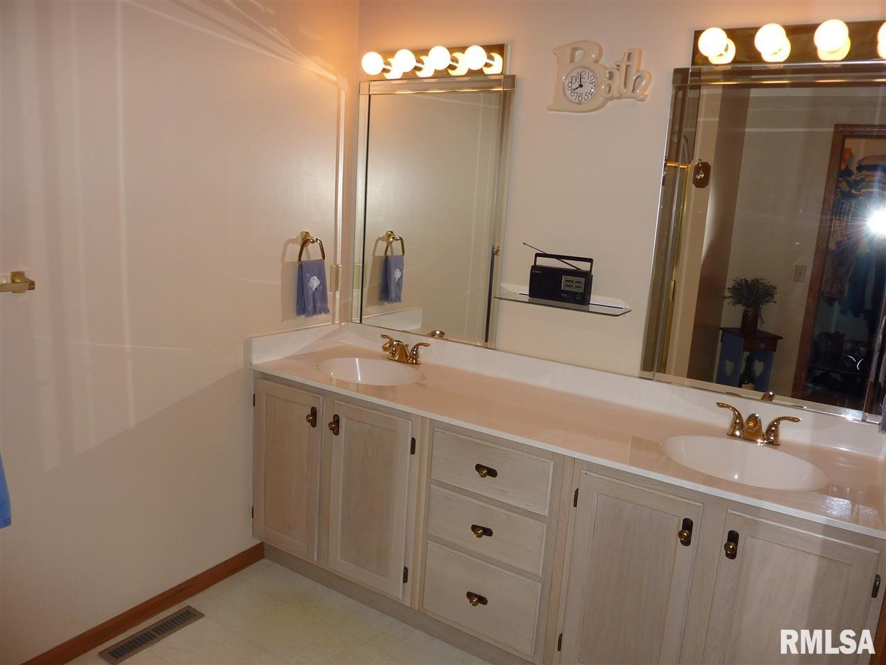 19391 Wells Ferry Road Bettendorf, IA 52722 - Photo 18 of 20 Gallery Image 18