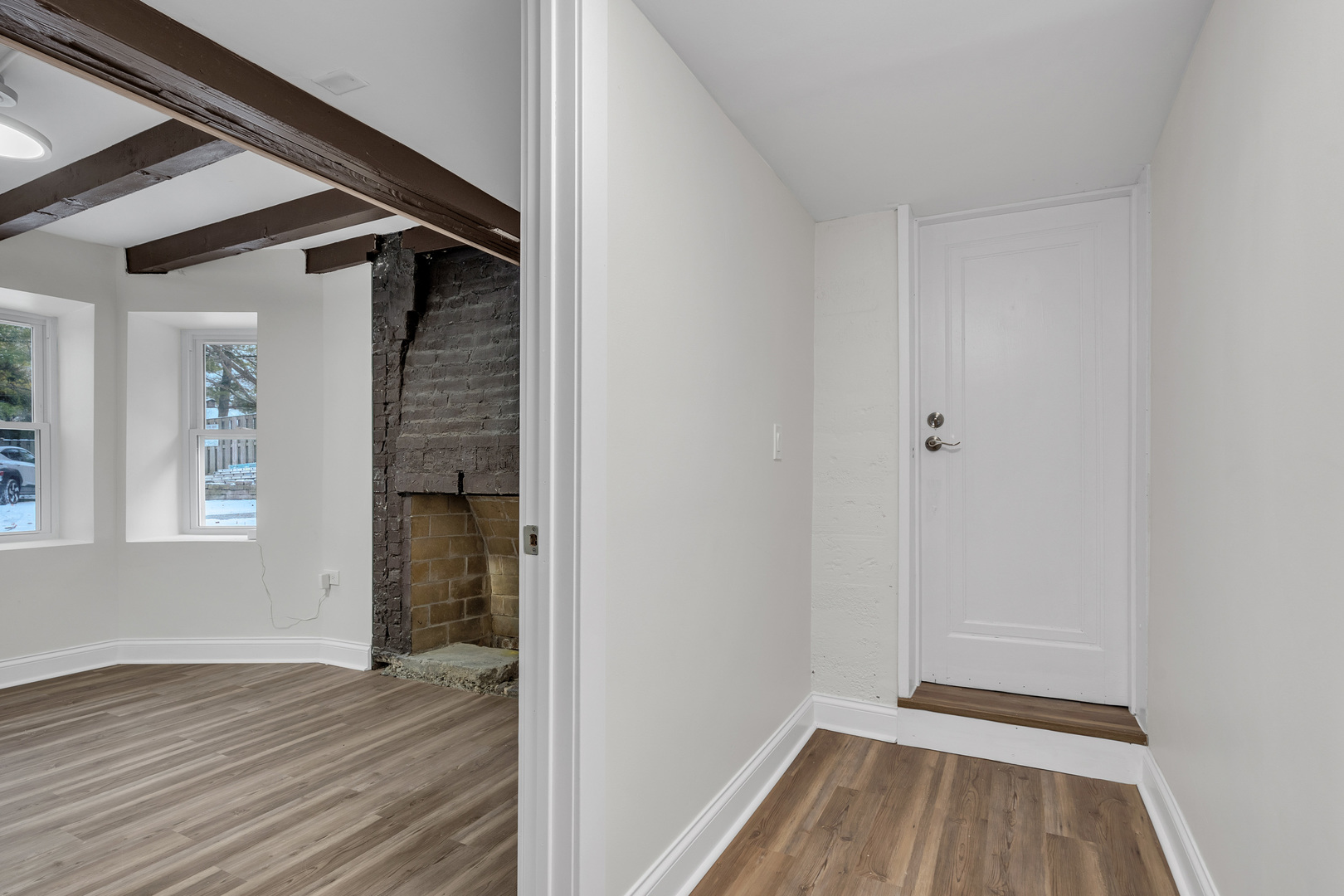 1155 St Johns Avenue, Unit H Highland Park, IL 60035 - Photo 15 of 20 a view of a hallway with wooden floor and a window