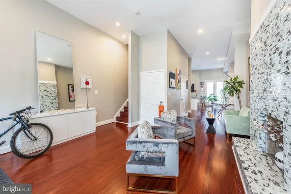 $2,595 | 1929 McCulloh Street, Baltimore, MD 21217