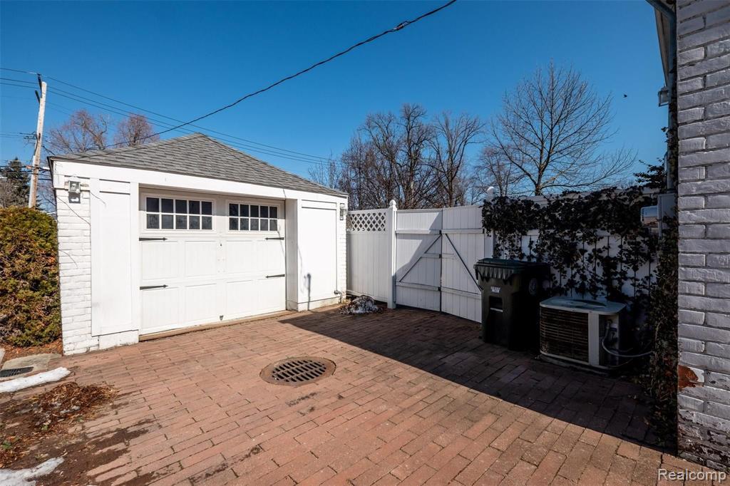 1784 Hampton Road Grosse Pointe Woods, MI 48236 - Photo 28 of 33