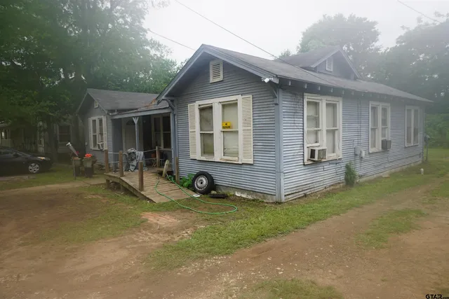 a view of a house with backyard and porch