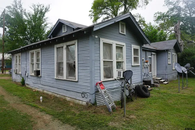 a view of house with backyard