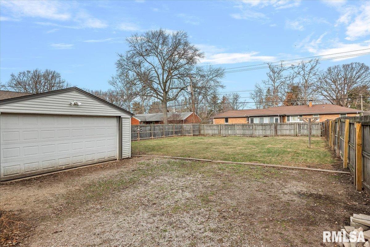2021 Cardinal Drive Springfield, IL 62704 - Photo 31 of 33