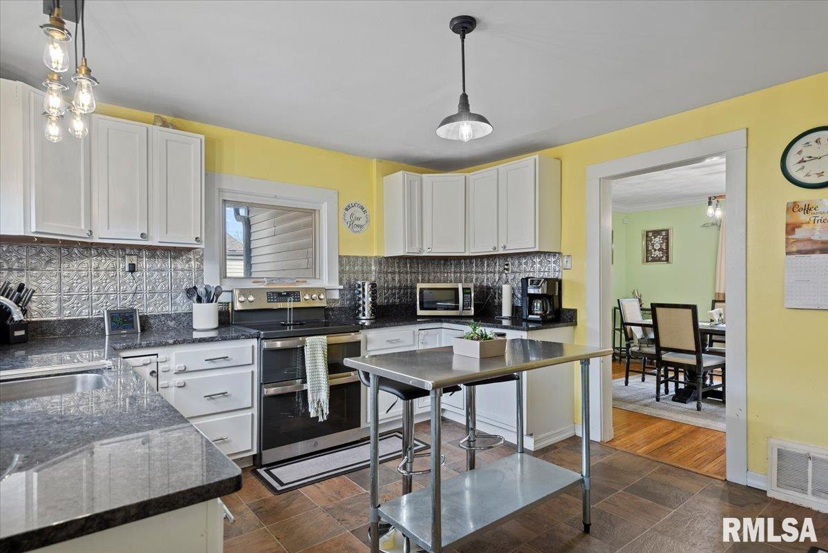 2021 Cardinal Drive Springfield, IL 62704 - Photo 7 of 33