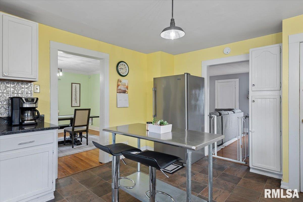 2021 Cardinal Drive Springfield, IL 62704 - Photo 8 of 33