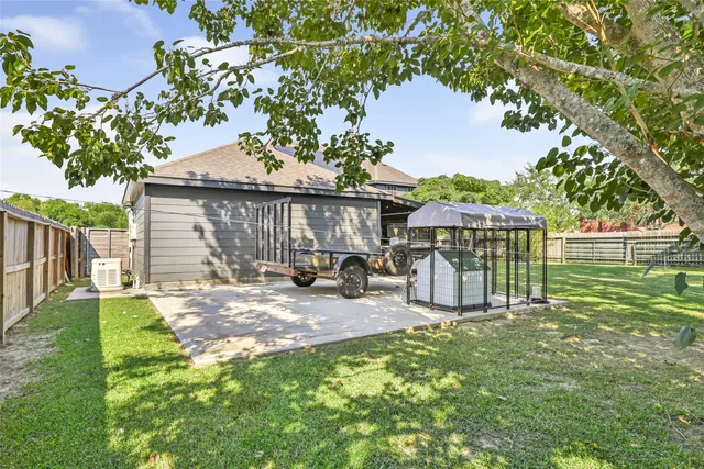 a view of a back yard